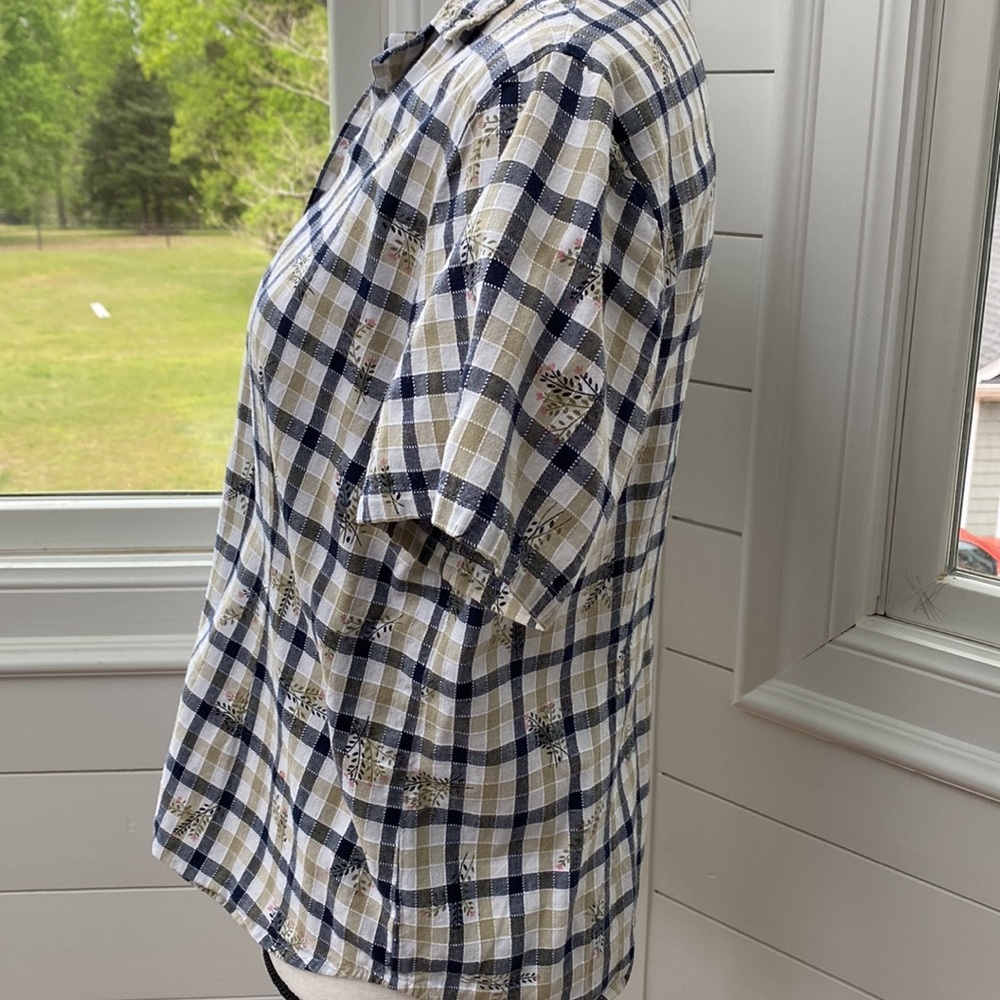 EUC Women’s Sag Harbor Sport Buttoned Shirt - Picture 6 of 8